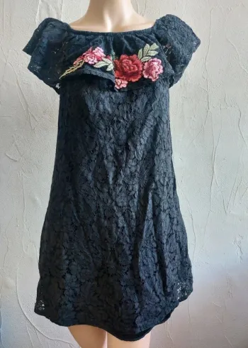 Blouse en dentelle noire avec broderie florale Taille L