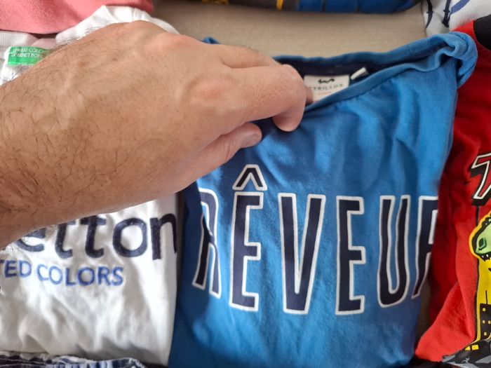 Lot 8 ans garçon 75 pièces, pull, jeans, manteau, tee shirt, cyrillus, hilfiger, benetton, levis - photo numéro 6