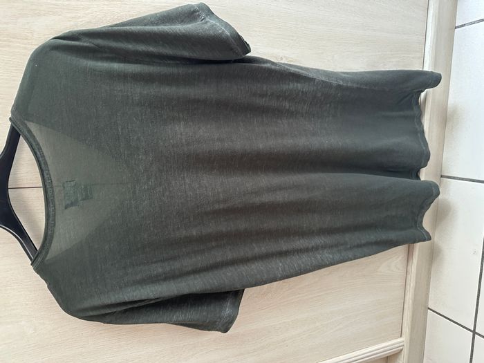 tee shirt kaki col V taille 34 H&M avec petite poche - photo numéro 3