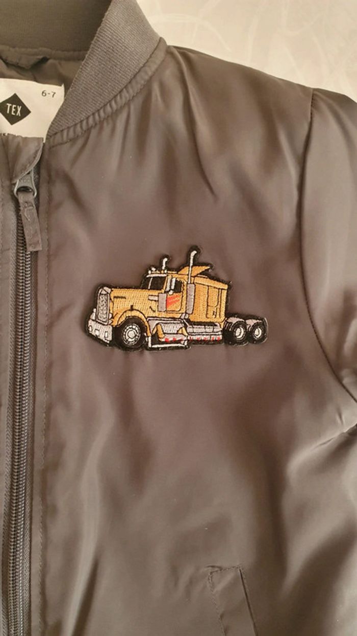 Veste / blouson gris avec écussons de véhicules taille 6-7 ans - photo numéro 4
