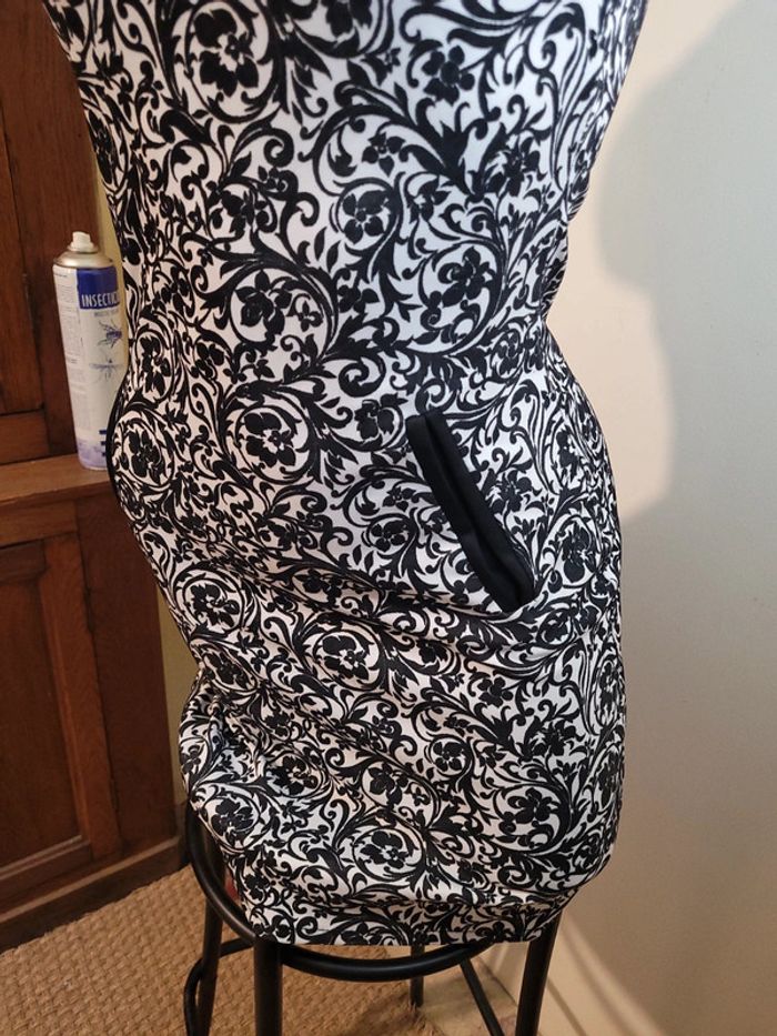 Robe blanche à fleurs noir, taille 36 - photo numéro 2