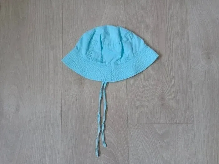 Chapeau bleu avec lanières Kimbaloo