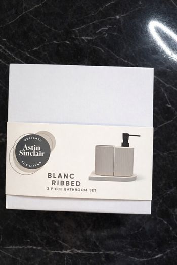 Set de salle de bain design – Astin Sinclair