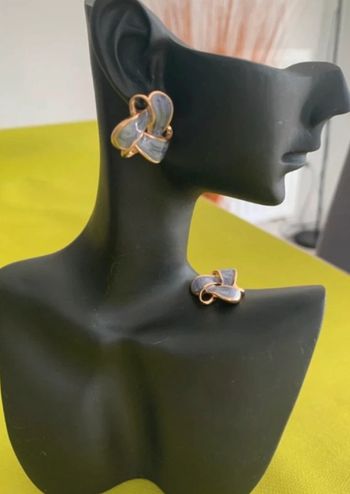 Boucles d’oreilles torsadées violettes et dorées