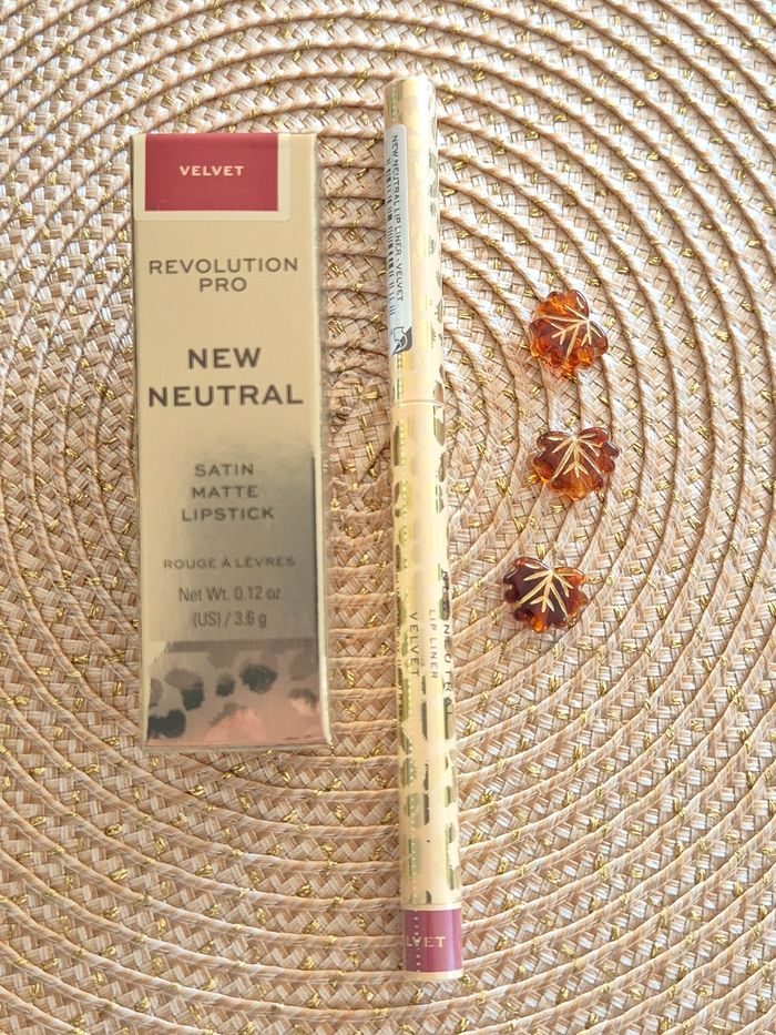 Rouge à lèvres  + crayon lèvres revolution pro