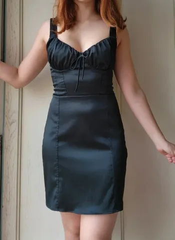Robe noire satinée Bershka