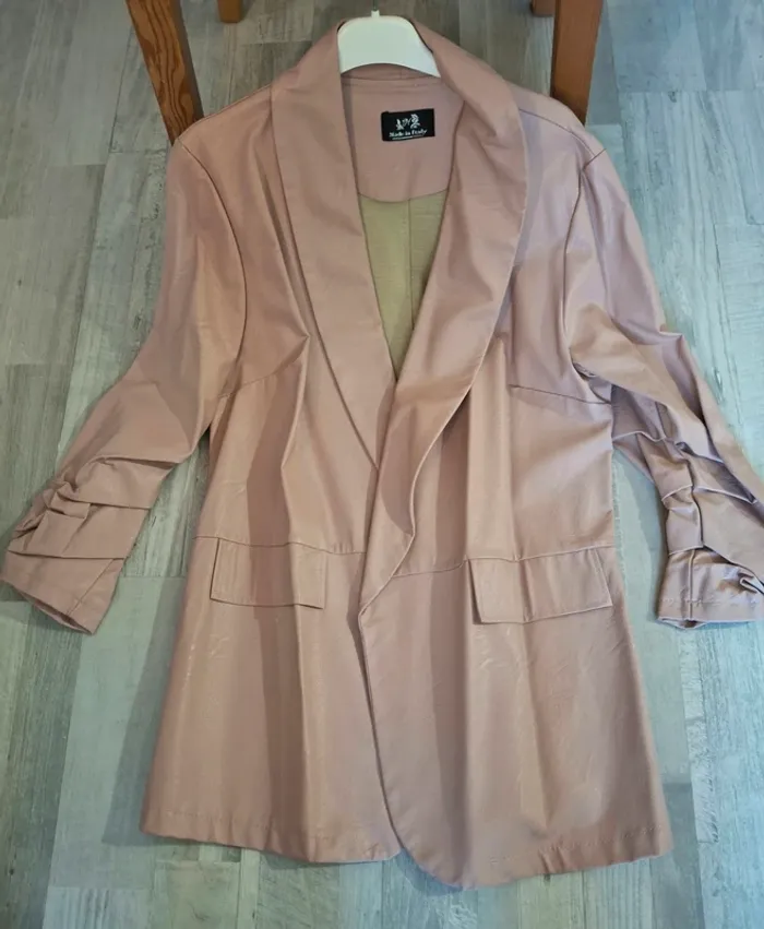 Blazer rose poudré cintré en simili