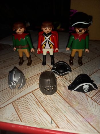 3 playmobils et 4 couvres chefs