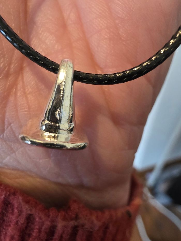 Collier avec chapeau de sorcière - photo numéro 2