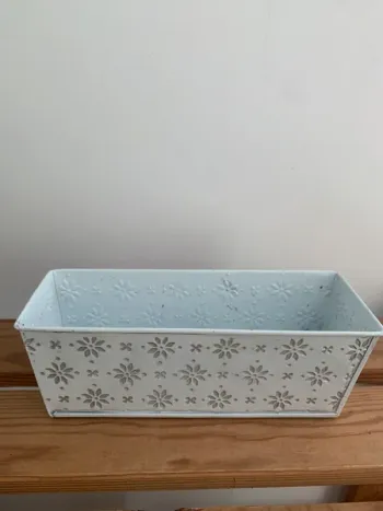 Jolie petite jardinière en métal blanche 