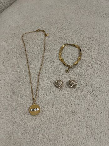 Lot de bijoux collier bracelet boucles d’oreille dorés