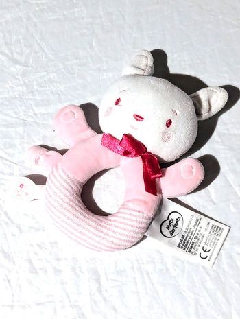 Chat Chaton Blanc Hochet Corps Cercle Rose Petit Ruban Rouge Animal Peluche Petits Enfants Bébés