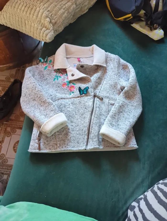 Veste molletonnée brodée fleurie