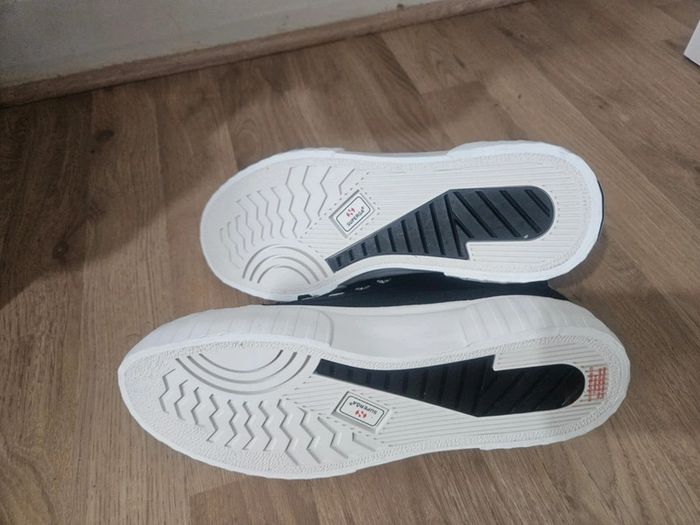 Baskets Superga noires neuves jamais portées dans leur boîte d'origine taille 37 - photo numéro 5