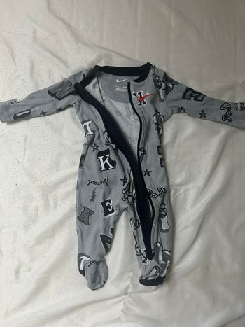 Combinaison gris Nike 3 mois