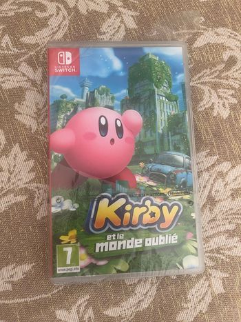 Kirby et le monde oublié switch il est sous « demi blister » car comme sur les photos il est partiellement ouvert