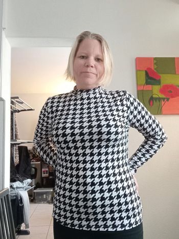 Très joli petit pull noir et blanc 38