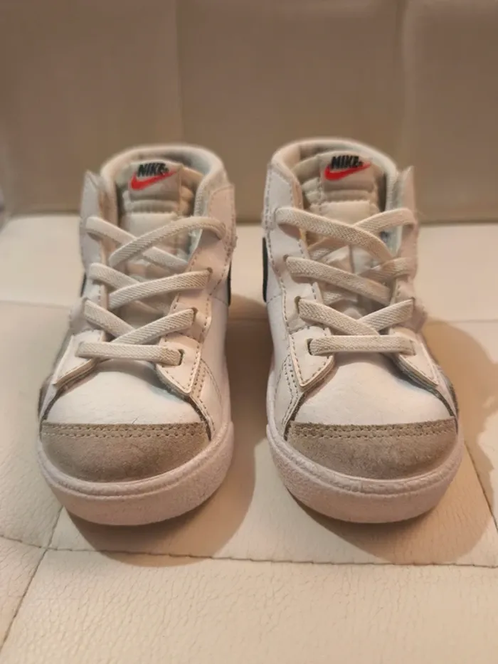 Baskets Nike taille 23,5 - photo numéro 3