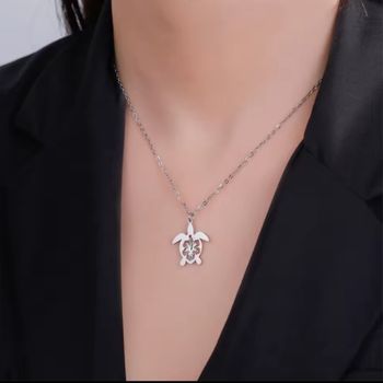 Collier tortue fleur d hibiscus 