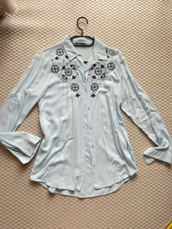 Chemise bleu et fleurs