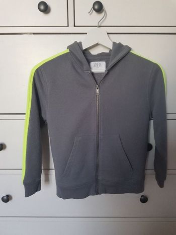 Gilet à capuche . 8 ans