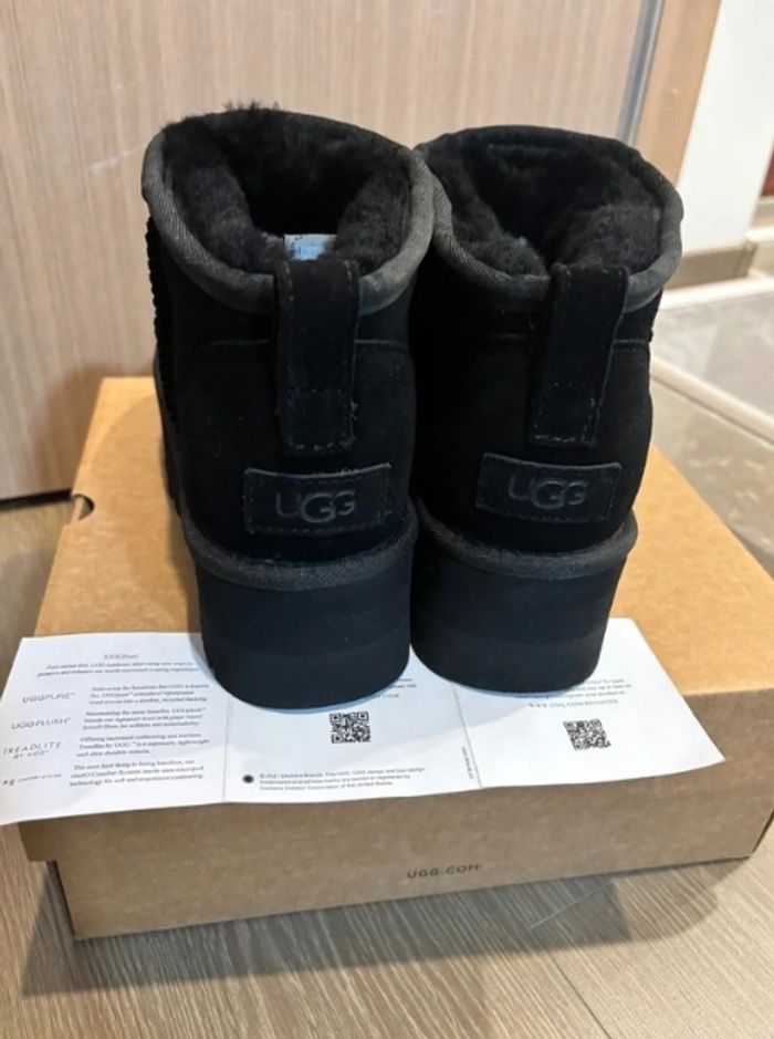 Bottes de neige UGG à talons hauts, noires, pointure 38 - photo numéro 4