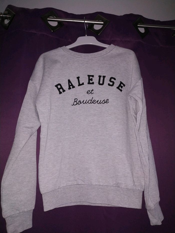 Sweat râleuse et boudeuse