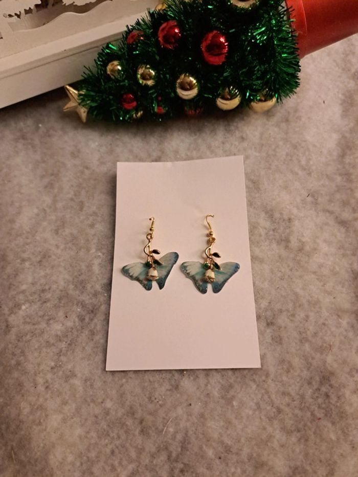 Boucles d'oreilles pendante papillon avec rose éternel