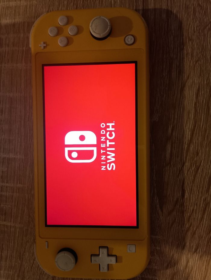 Console Nintendo Switch lite NEUVE avec jeux et chargeur - photo numéro 2