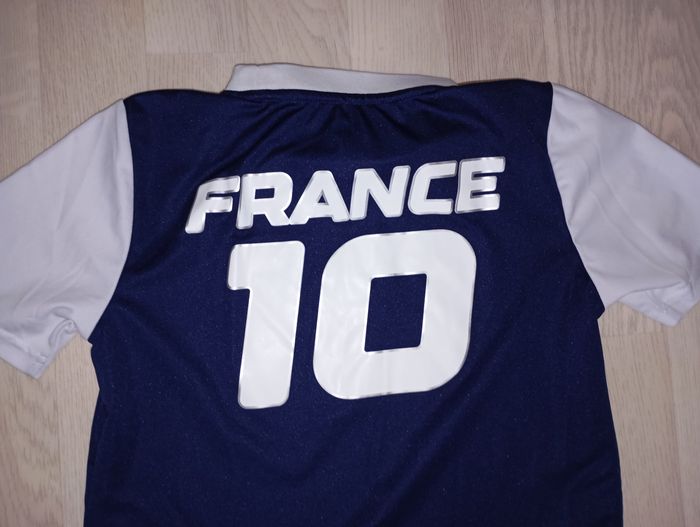 Maillot de foot n° 10 FFF 
T. 10 ans 
NEUF