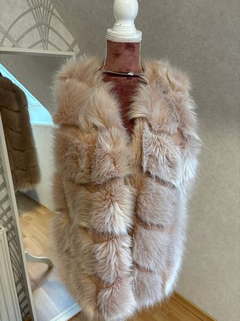 Gilet sans manche fausse fourrure. TU