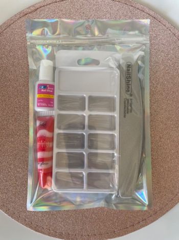 Sachet avec faux ongles transparent et accessoires