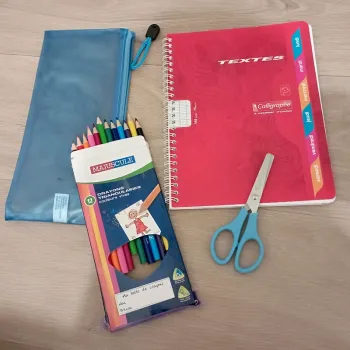 Lot de fournitures scolaires : trouss, ciseaux, crayon de couleur et cahier de texte - neuves