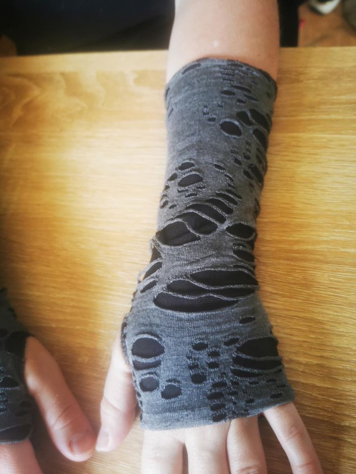 Paire de mitaine zombi  déchiré / usé ** N E U F ** gothique punk rave alternatif gant noir gris - photo numéro 2