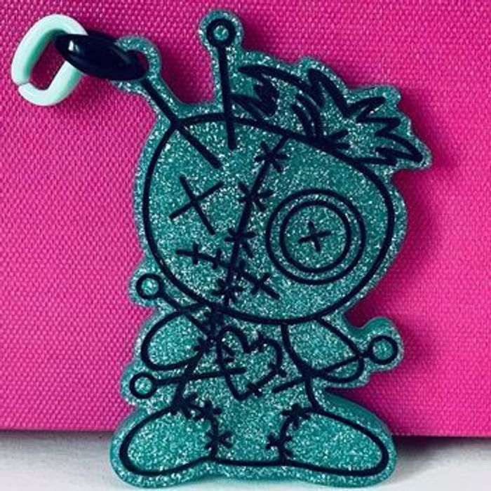 Porte cles poupée vaudou résine