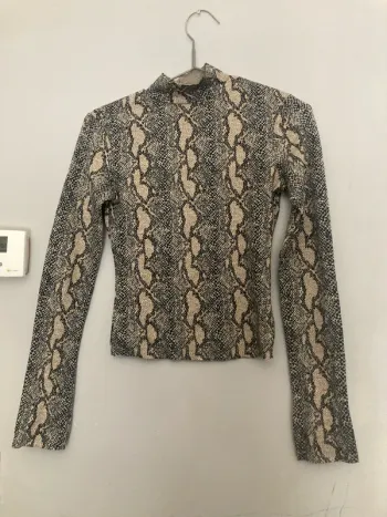 T-shirt manches longues col montant Bershka – XS