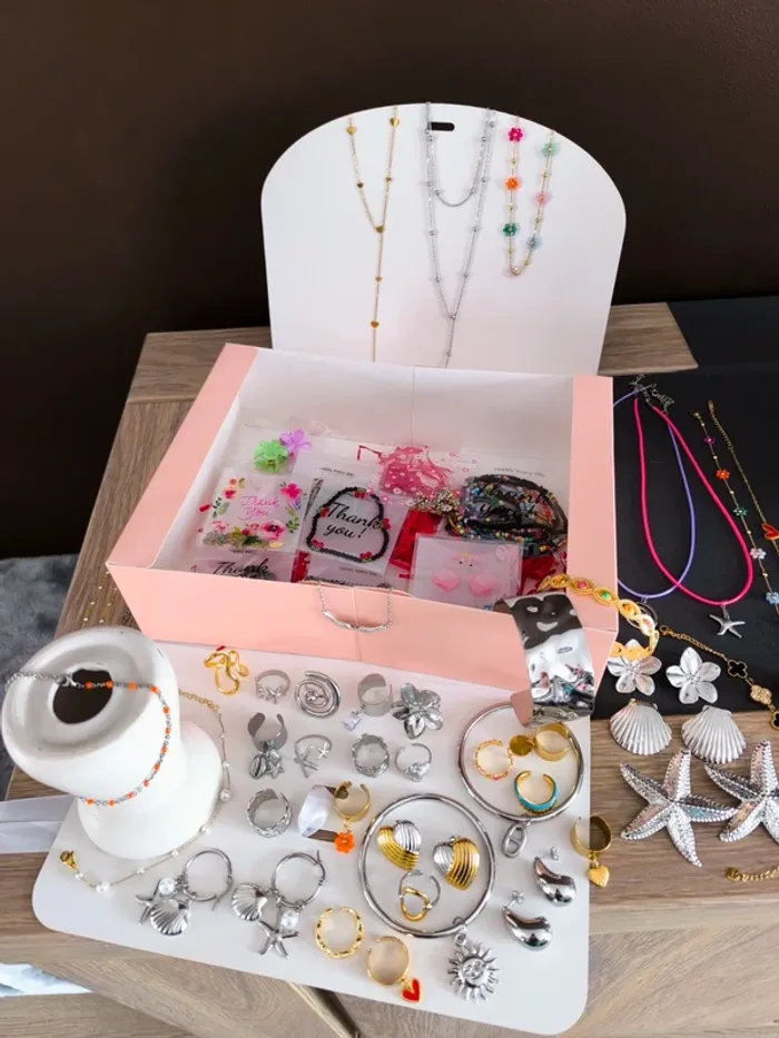 Lot de 50 bijoux dorés et argentés