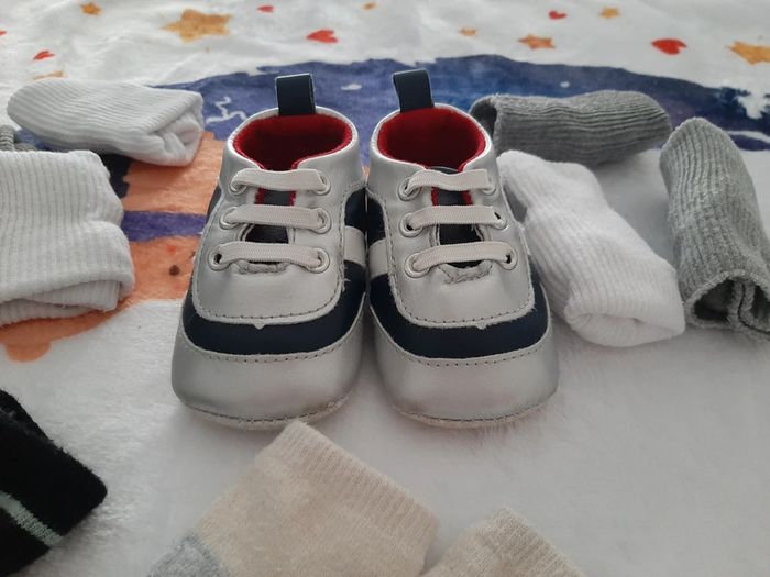Chaussures souples et chaussettes bébé - photo numéro 2