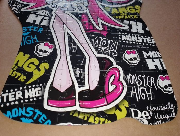 Puzzle boite caveau Monster high fluorescent draculaura
clémentoni complet - photo numéro 2