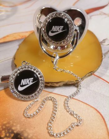 Tétine Nike argenté