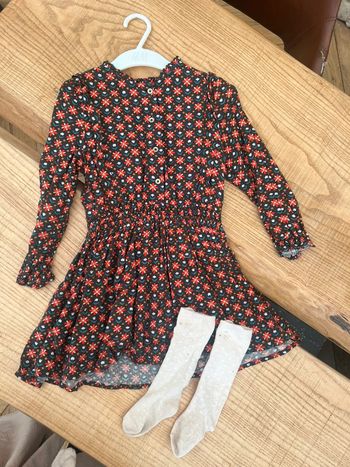 Ensemble tape à l’œil robe chaussettes hautes fleurs 4 ans