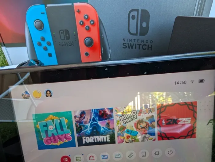 Console Nintendo Switch manettes carte SD pochette ect.. - photo numéro 5