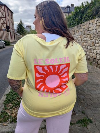 T-shirt Le soleil jaune corail rose
TU