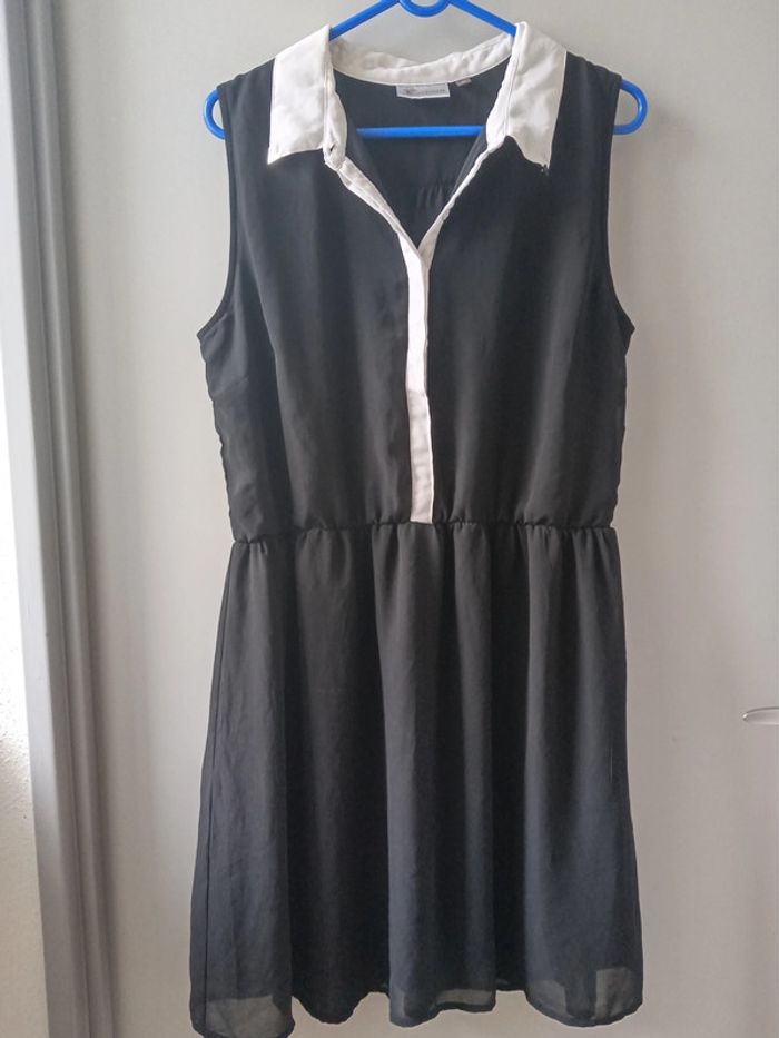 Petite robe noir avec col blanc taille 46