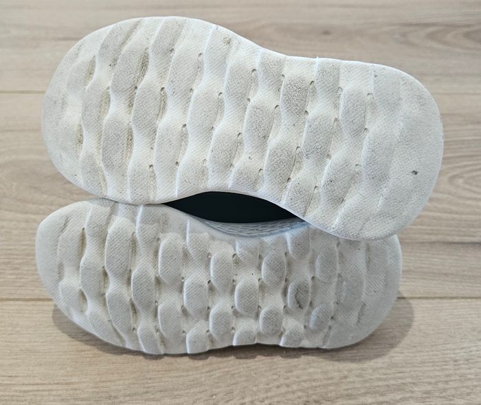 Baskets noires à semelles blanches garçon - Taille 24 - photo numéro 4