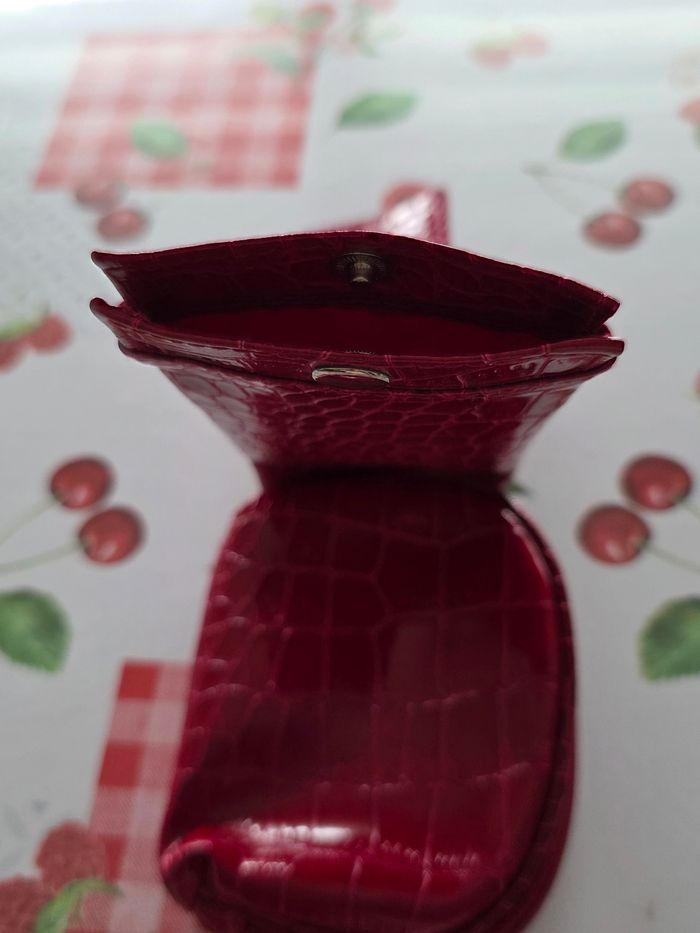 ENSEMBLE PORTE CARTES (12) UN PORTE MONNAIE ET UN ÉTUI POUR LUNETTES NEUF COULEUR ROUGE FONCER MARQUE FRANÇOISE SAGET - photo numéro 8