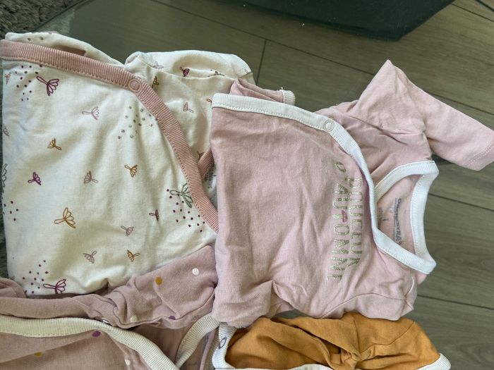 Lot bodys 1mois - photo numéro 3