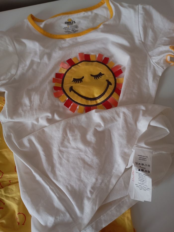 Ensemble de nuit, plage ou autre. 10 ans . Short et tee shirt. Blanc et jaune . Coton . État neuf - photo numéro 9