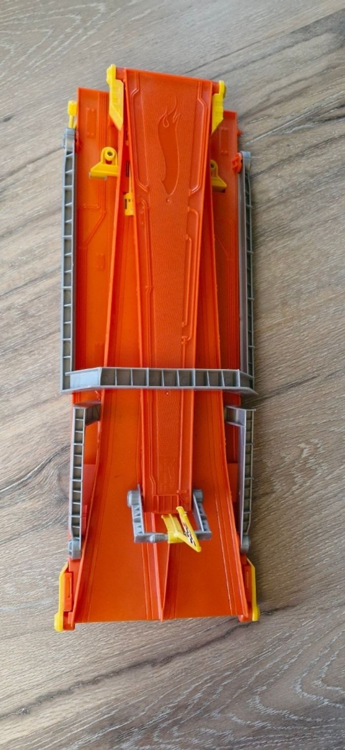 Piste de courses pour voitures miniatures - photo numéro 3