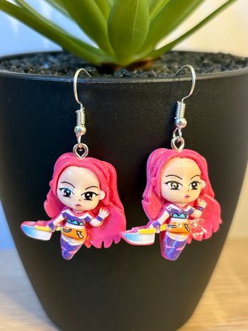 Boucles d'oreilles Pendantes Personnage Mira Kpop 